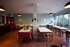 Breakfast, lunch, dinner served; al fresco dining