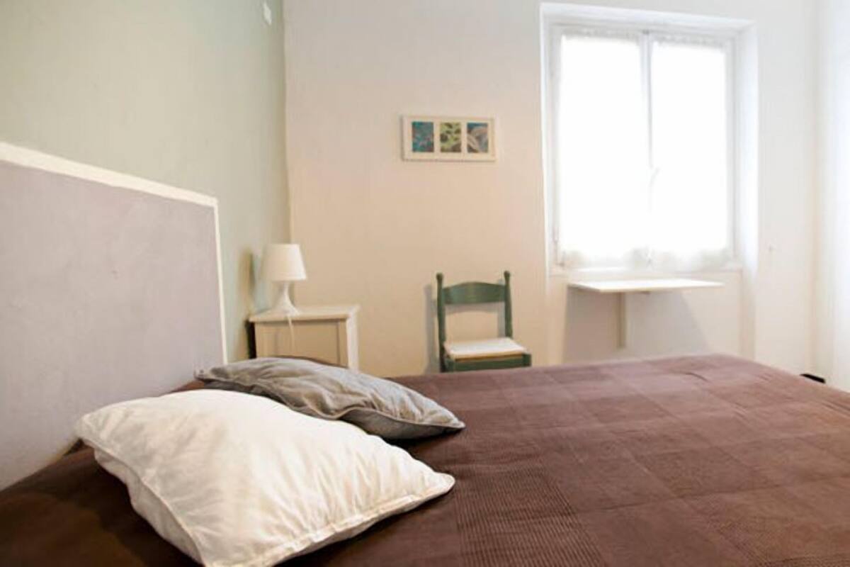 Premium bedding, desk, cots/infant beds, free WiFi