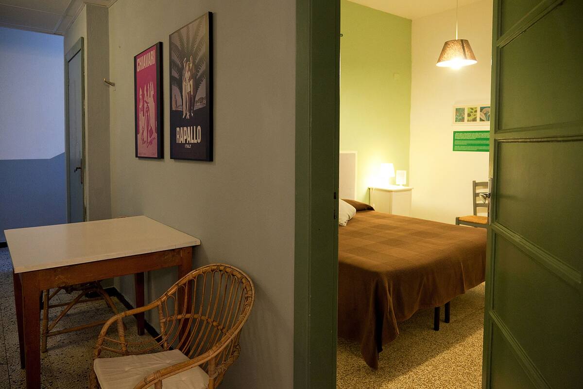 Premium bedding, desk, cots/infant beds, free WiFi