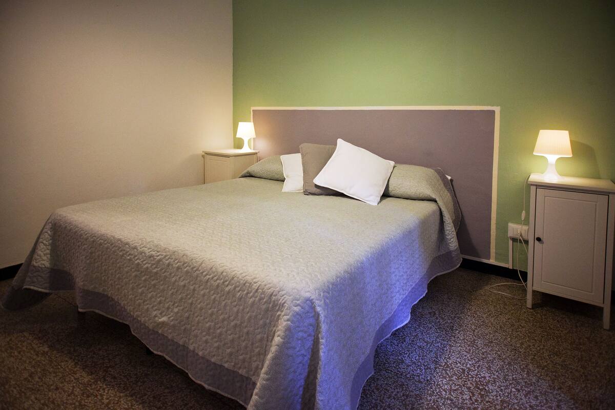 Premium bedding, desk, cots/infant beds, free WiFi