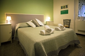 Premium bedding, desk, cots/infant beds, free WiFi
