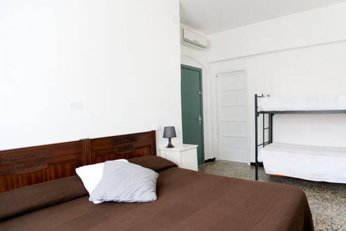 Premium bedding, desk, cots/infant beds, free WiFi