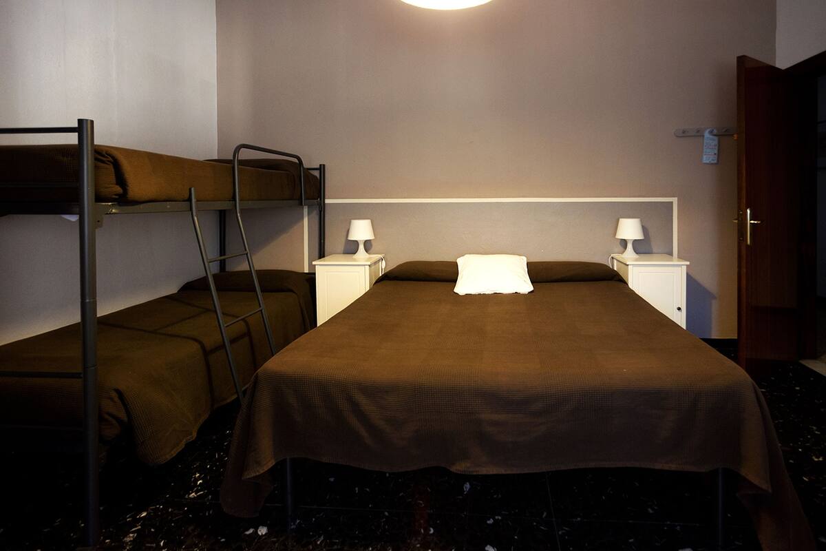 Premium bedding, desk, cots/infant beds, free WiFi