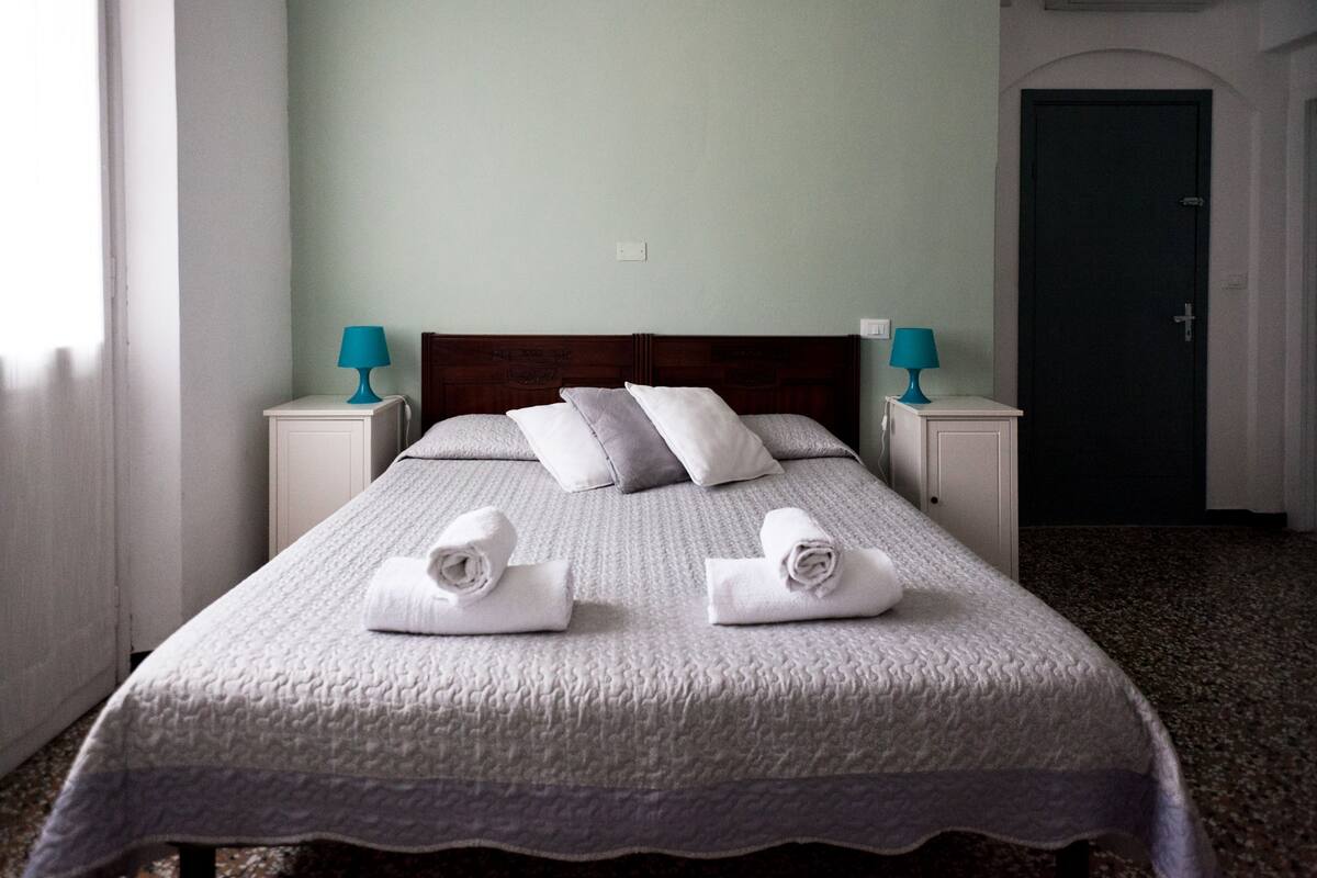 Premium bedding, desk, cots/infant beds, free WiFi