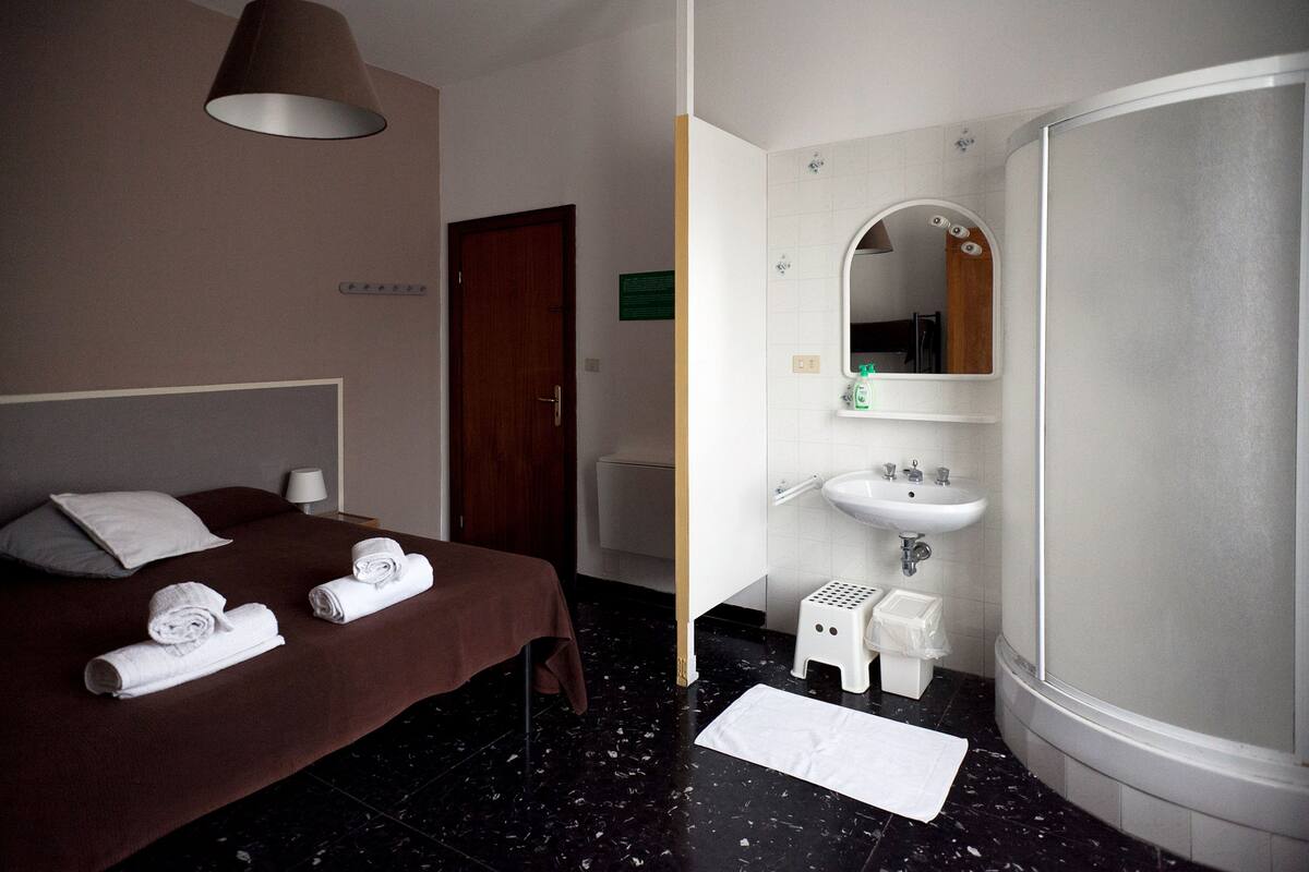 Premium bedding, desk, cots/infant beds, free WiFi