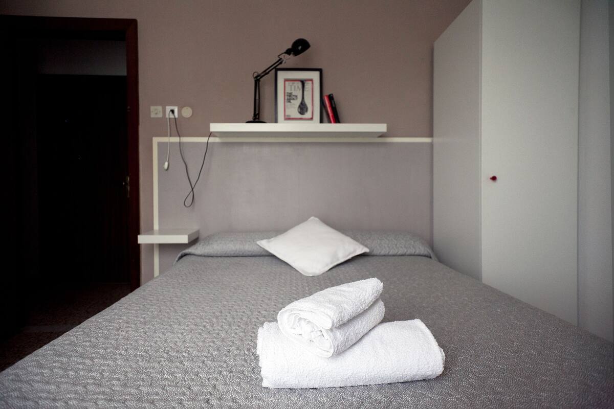 Premium bedding, desk, cots/infant beds, free WiFi