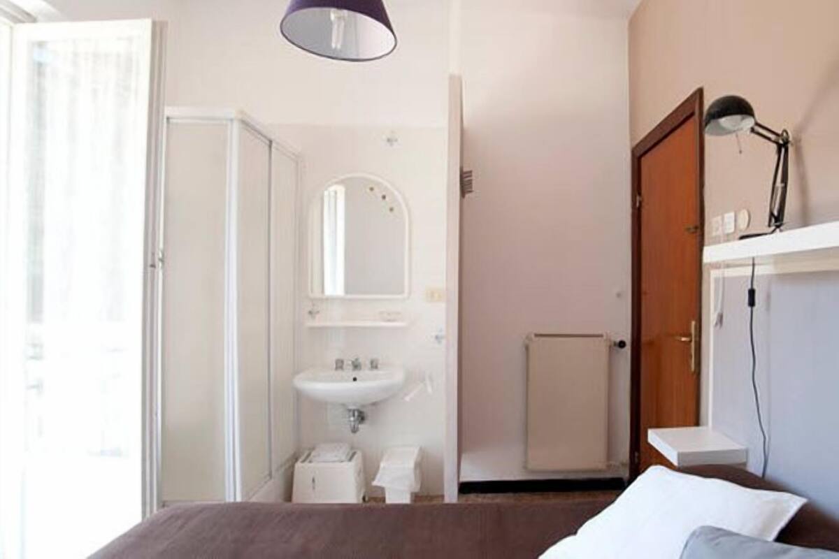 Premium bedding, desk, cots/infant beds, free WiFi