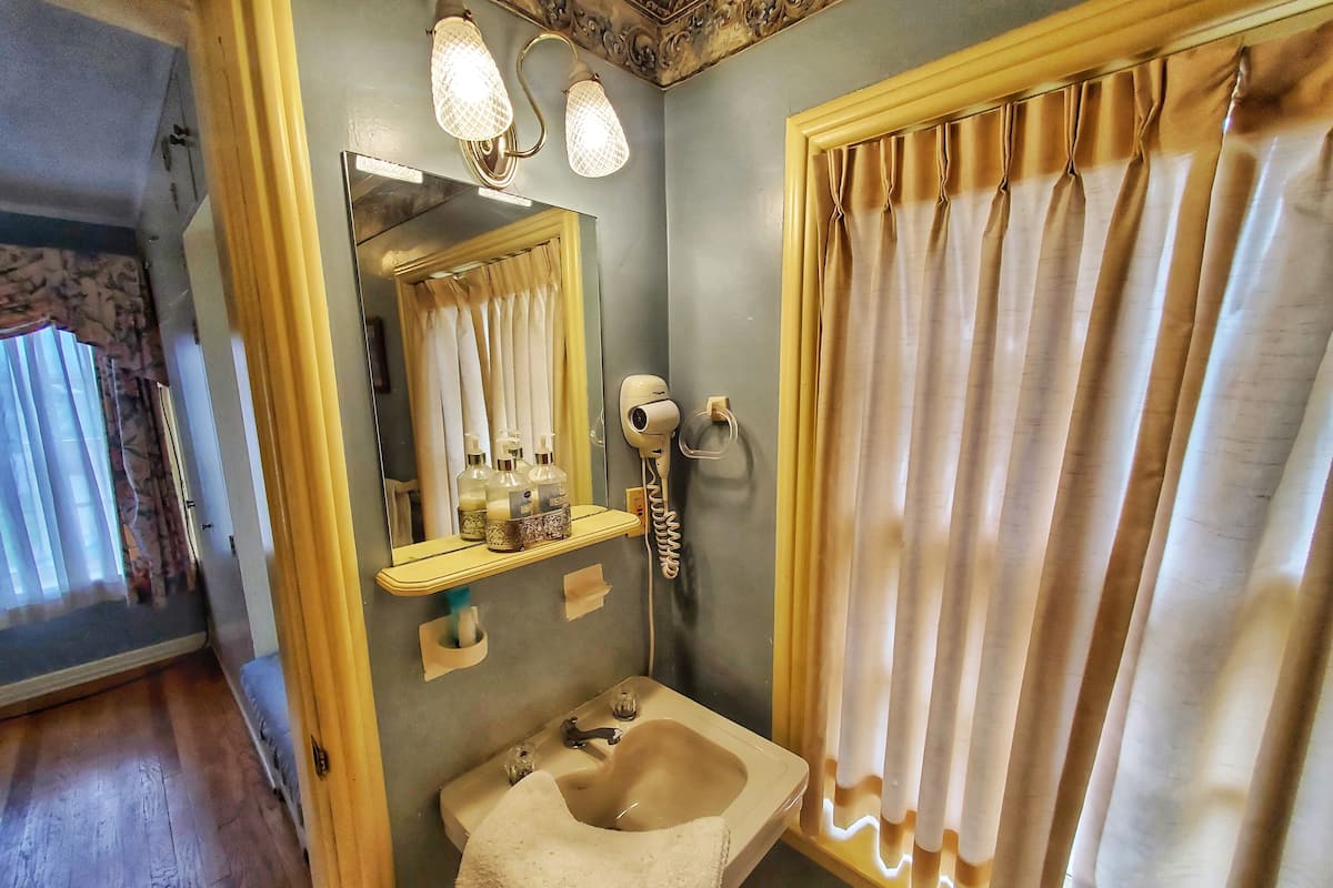 Standard Room, 1 Double Bed | 1 bedroom, individually decorated, individually furnished