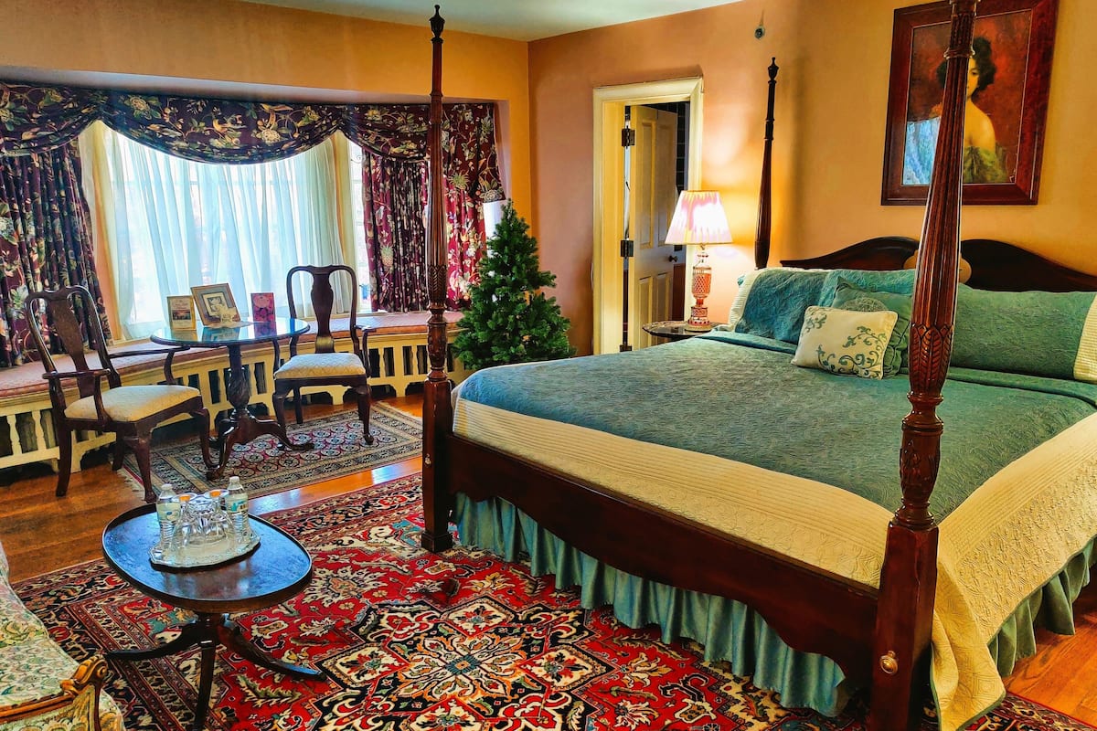 Premier Room, 1 King Bed | 1 bedroom, individually decorated, individually furnished
