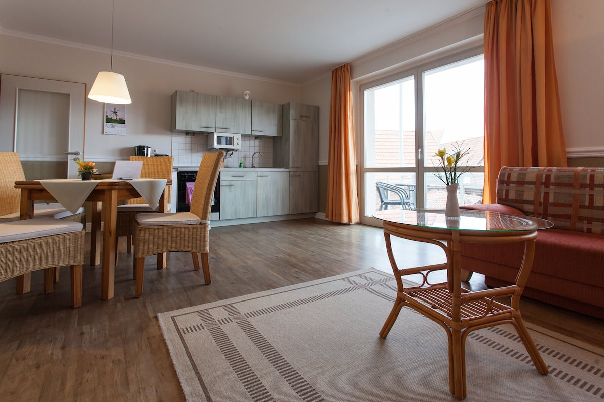 suite | private kitchen | fridge, microwave, oven, stovetop