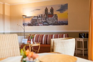 Suite | Wohnbereich | 80-cm-Fernseher mit Satellitenempfang, DVD-Player