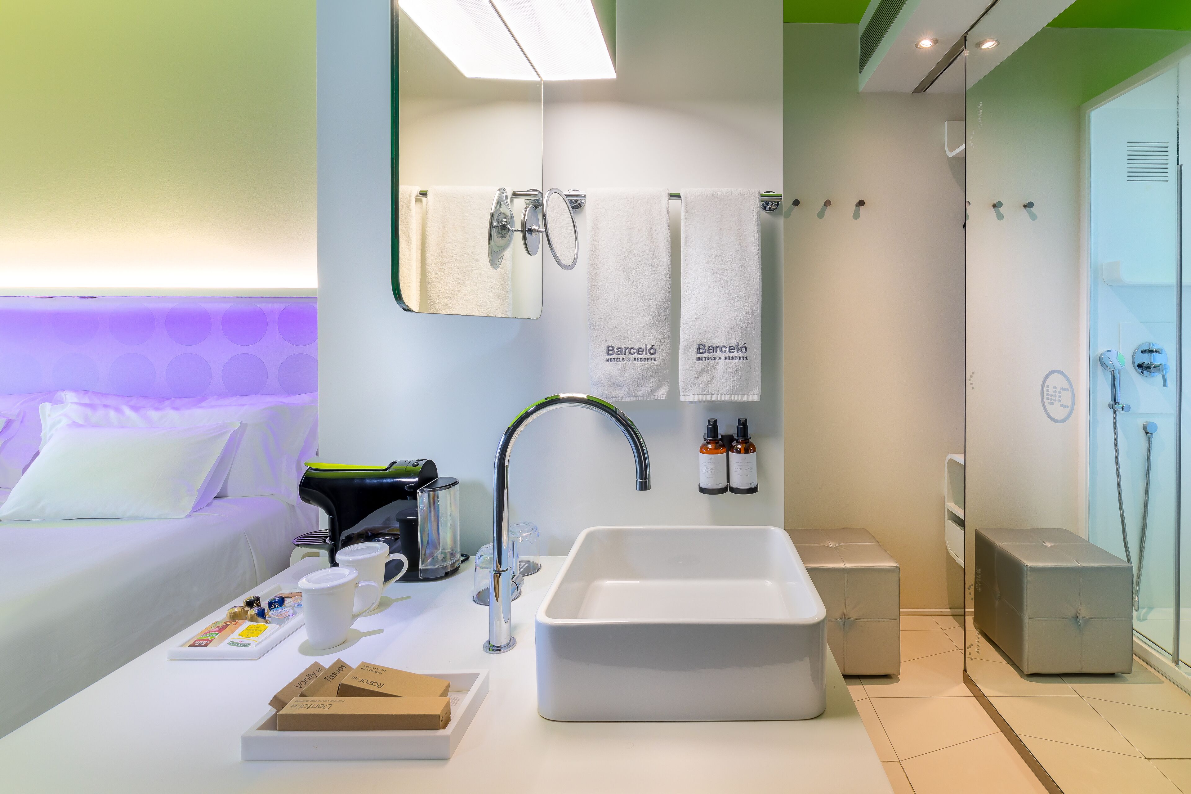 Une salle de bain moderne avec un grand lavabo, un miroir et un espace douche.