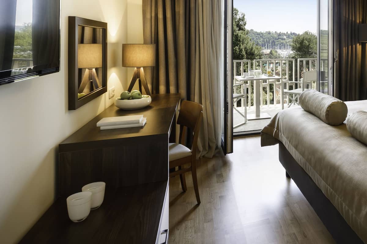 Habitación estándar doble, balcón | Minibar, caja fuerte, escritorio y wifi gratis
