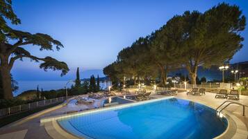 Innendørsbasseng og utendørsbasseng