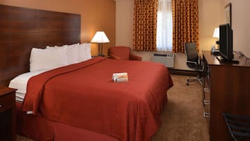 Escritorio, espacio para trabajar con laptop y cortinas blackout