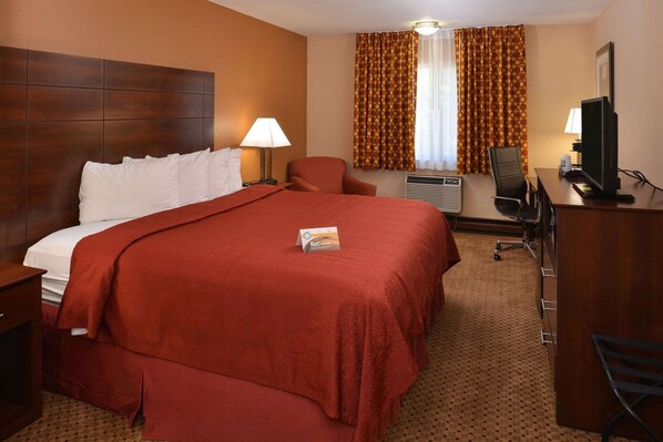 Työpöytä, kannettavalle tietokoneelle sopiva työtila, pimennysverhot