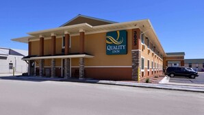 A Quality Inn with a prominent sign, a covered entrance, and a parking lot. - Quality Inn Appleton West (Appleton)