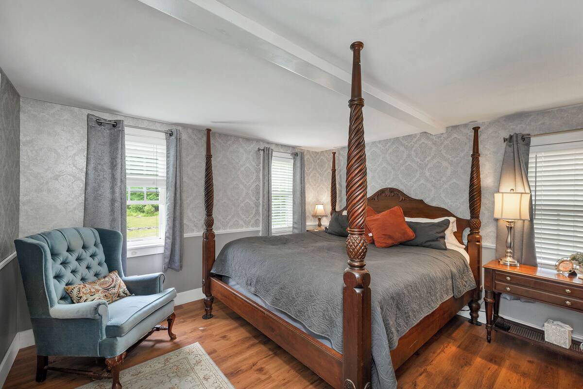 Soundproofing, iron/ironing board, free WiFi, bed sheets