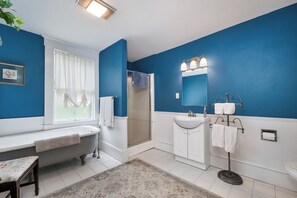 Zimmer | Badezimmer | Haartrockner, Bademäntel, Handtücher, Seife