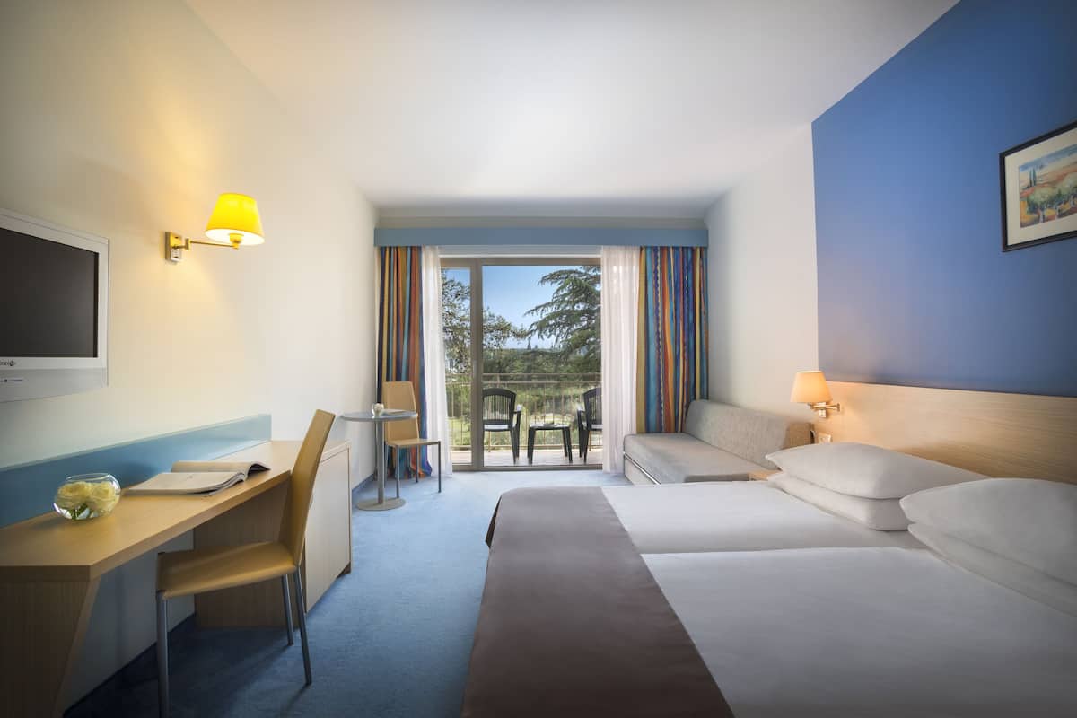 Chambre Familiale, balcon, vue parc | 1 chambre, coffres-forts dans les chambres, bureau