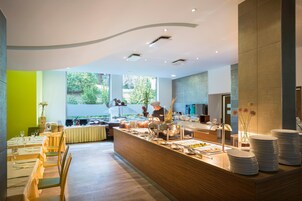 Se sirven desayunos, almuerzos y cenas (con vistas al jardín) 