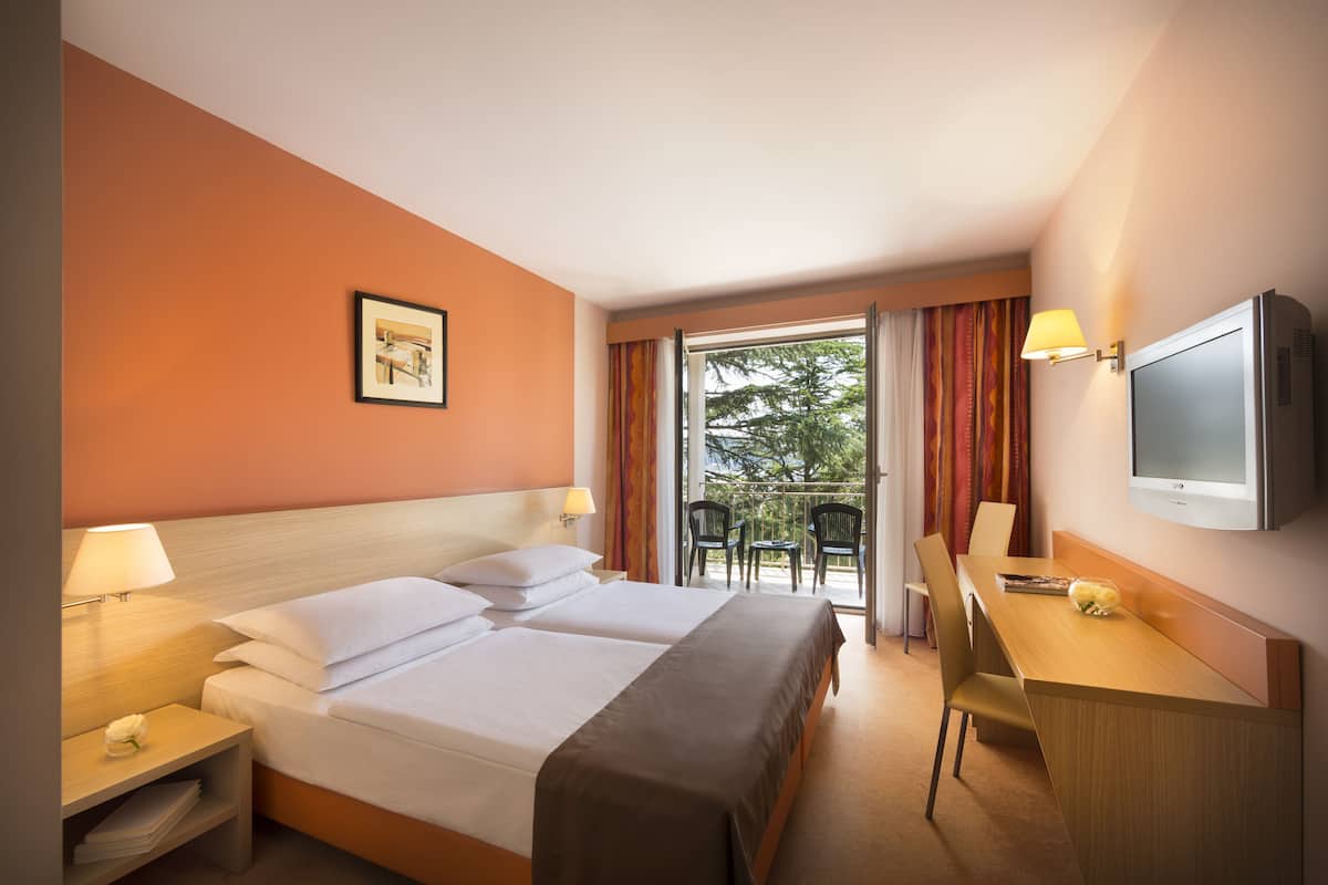 Chambre Standard avec lits jumeaux, balcon, vue parc | 1 chambre, coffres-forts dans les chambres, bureau