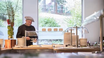 Sarapan bufet setiap hari (EUR 11 seorang)