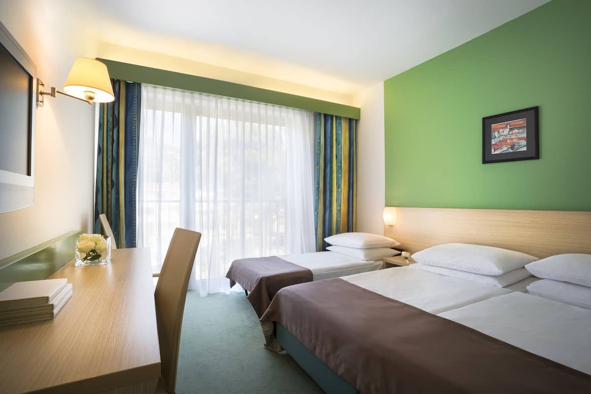Chambre Triple Standard, vue parc | 1 chambre, coffres-forts dans les chambres, bureau