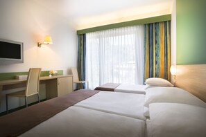 1 bedroom, in-room safe, desk, cots/infant beds - Remisens Hotel Lucija (Piran)