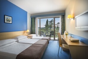 Standard-Dreibettzimmer, Balkon, Parkblick | 1 Schlafzimmer, Zimmersafe, Schreibtisch, Babybetten