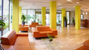 Coin salon dans le hall