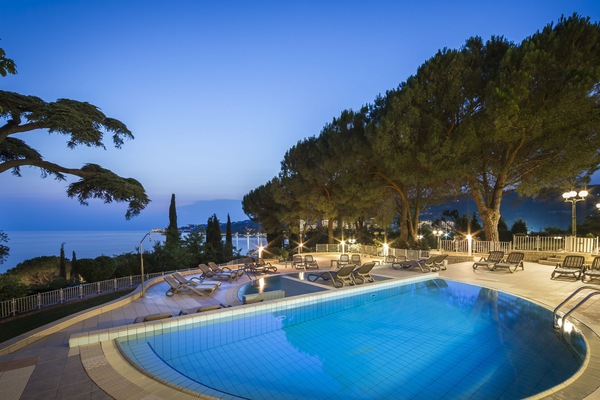 Seasonal outdoor pool, pool umbrellas, sun loungers