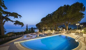 Seasonal outdoor pool, pool umbrellas, sun loungers