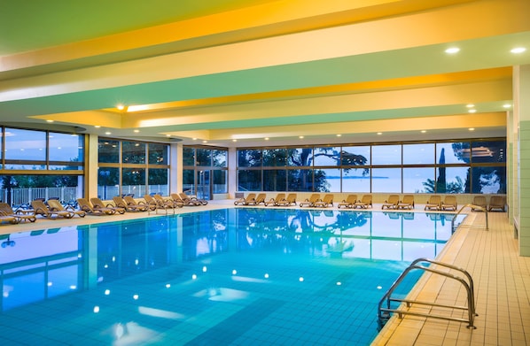 Seasonal outdoor pool, pool umbrellas, sun loungers