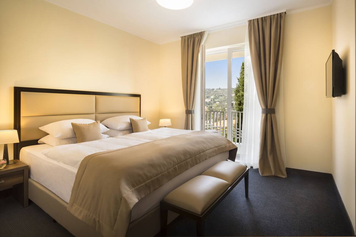 Minibar, in-room safe, desk, WiFi (free)
