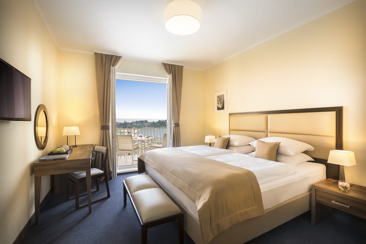 Minibar, in-room safe, desk, WiFi (free)