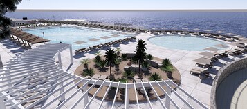 Una piscina al aire libre de temporada, sombrillas, tumbonas