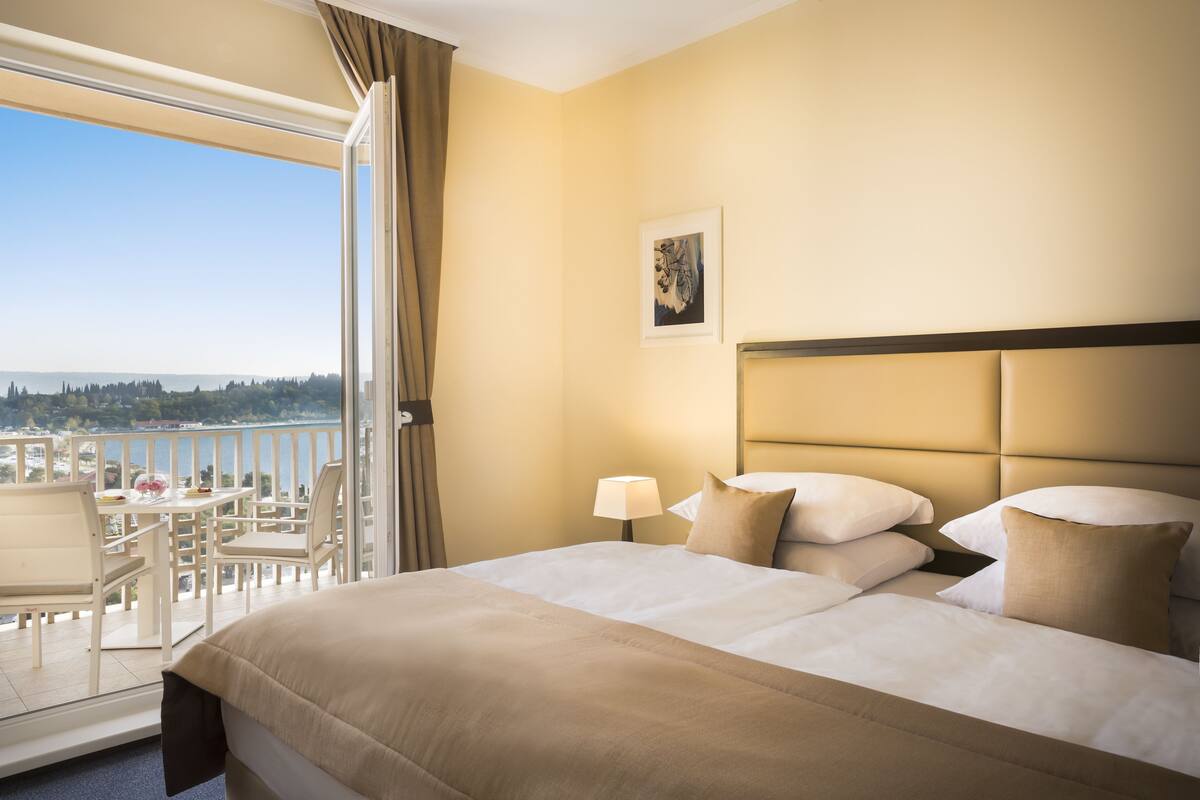 Minibar, in-room safe, desk, WiFi (free)