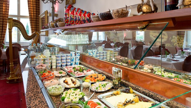 A buffet with various food items and a decorative harp. - Hotel & Apartments Zarenhof Berlin Prenzlauer Berg (Berlin)