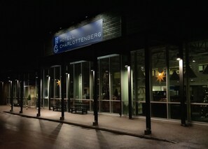 Entrada de un hotel con un cartel que dice "HOTEL CHARLOTTENBERG".