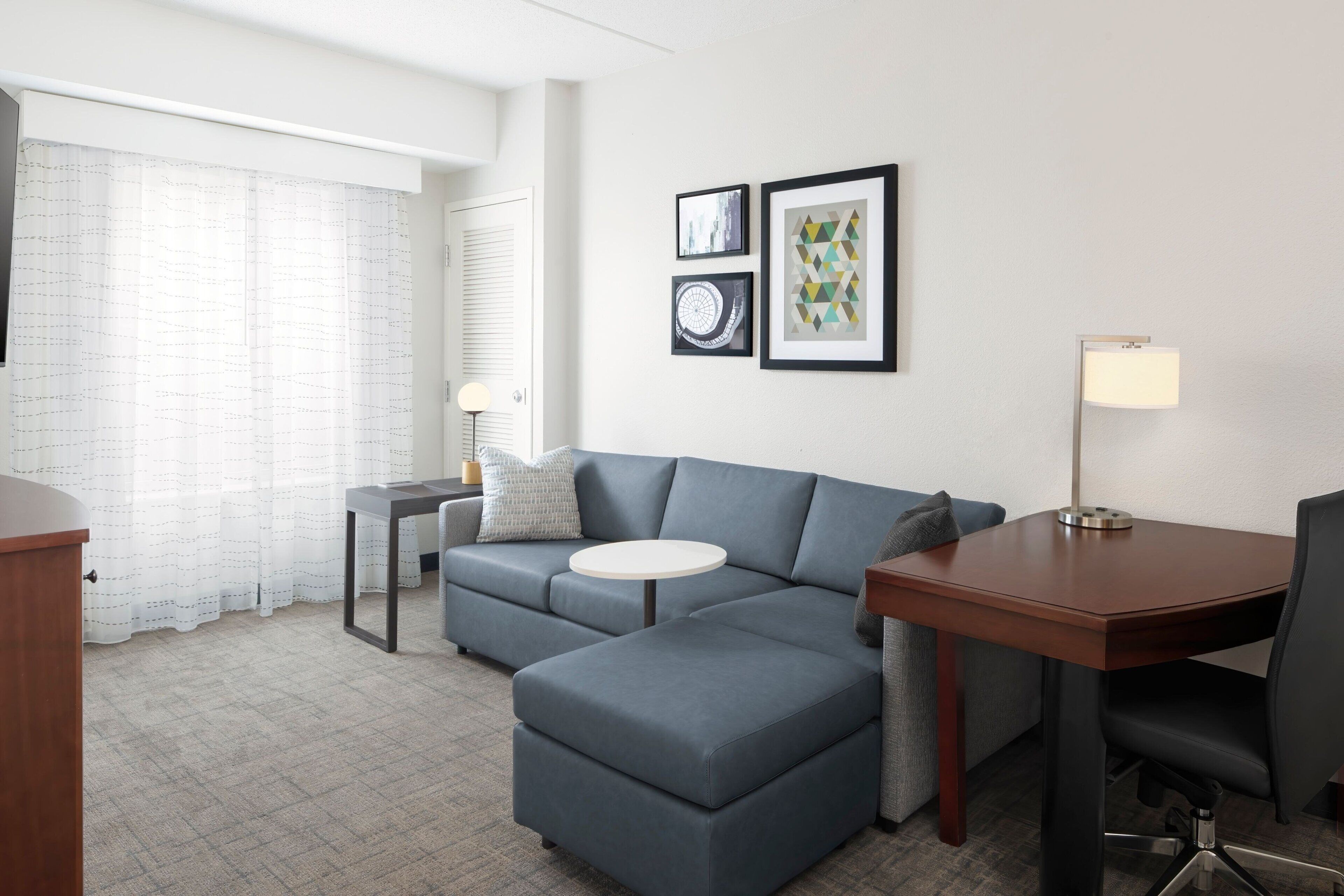 Habitación doble, 1 habitación | Sala de estar | Televisión de pantalla plana de 32 pulgadas con canales por cable