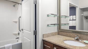 Combined shower/tub, free toiletries, hair dryer, towels