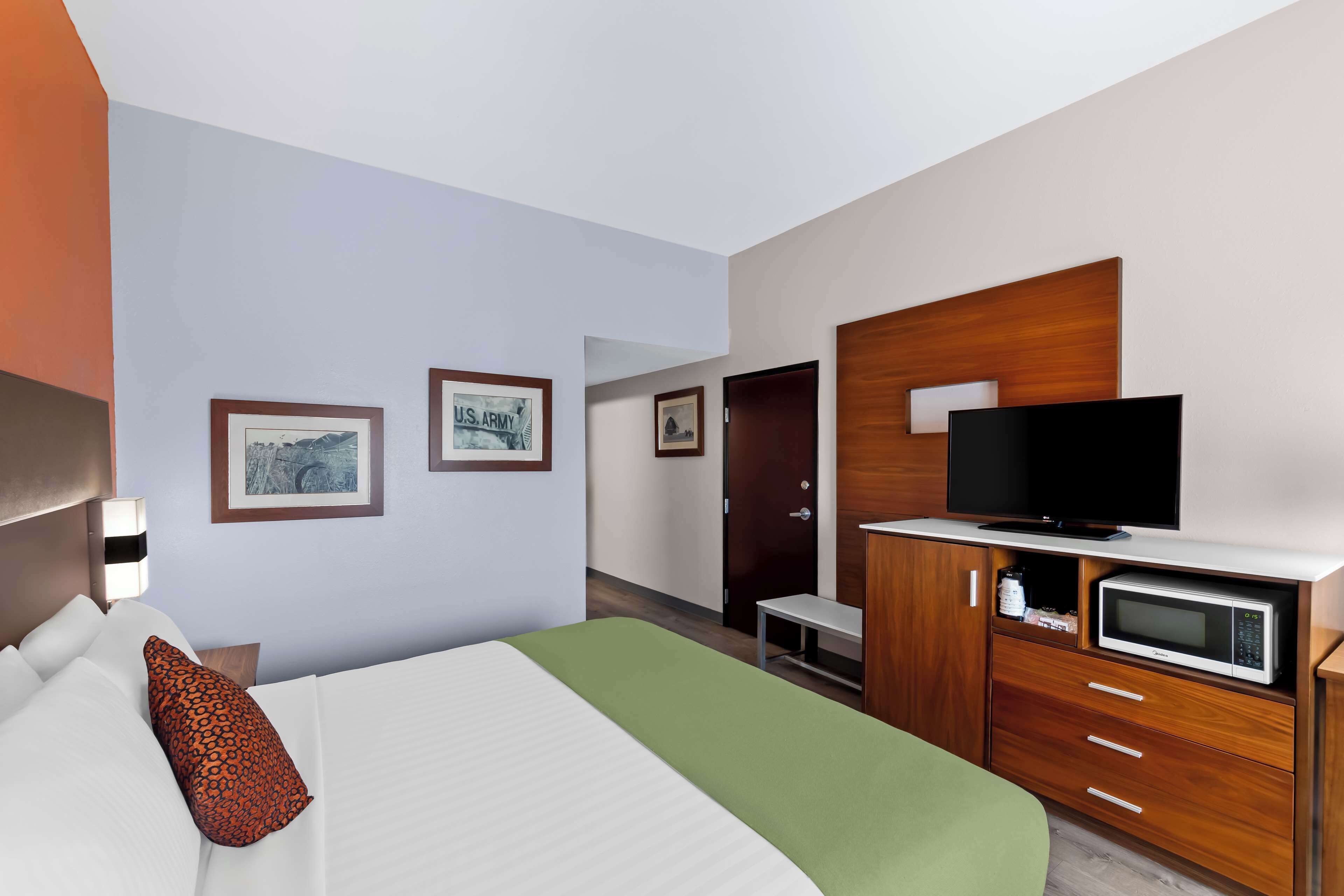 standard room, 1 king bed, accessible, non smoking | 1 bedroom, premium bedding, pillow-top beds, desk