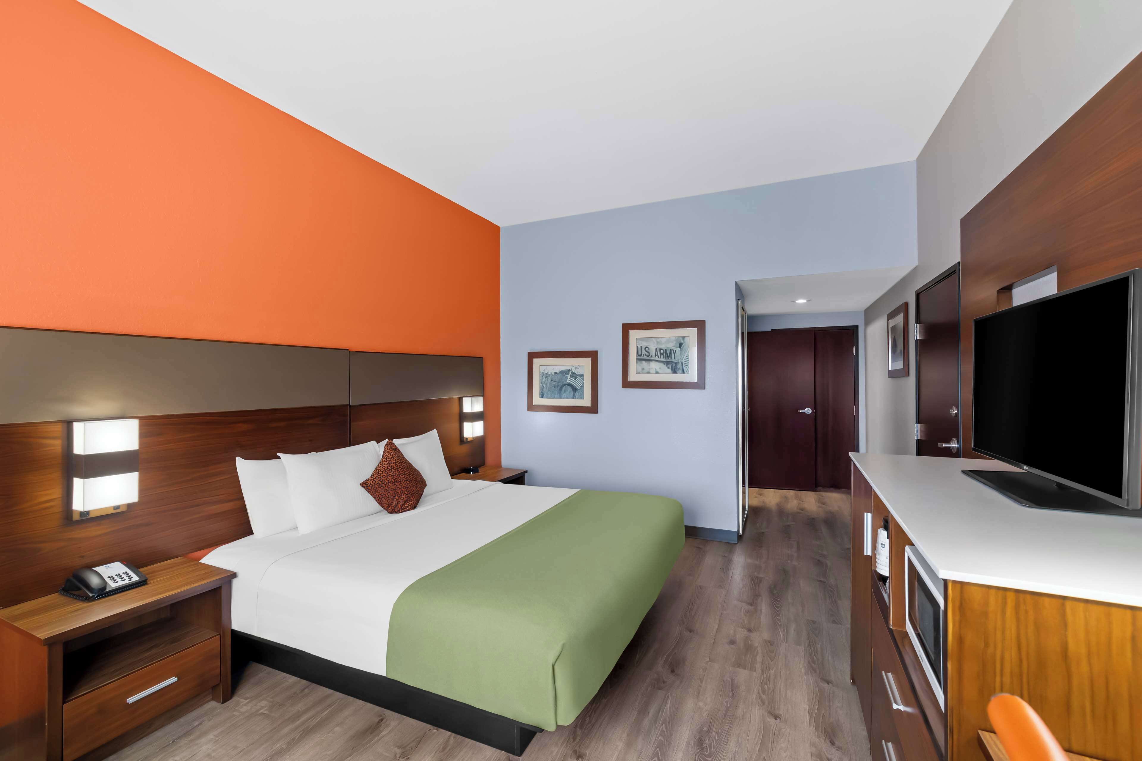 standard room, 1 king bed, accessible, non smoking | 1 bedroom, premium bedding, pillow-top beds, desk