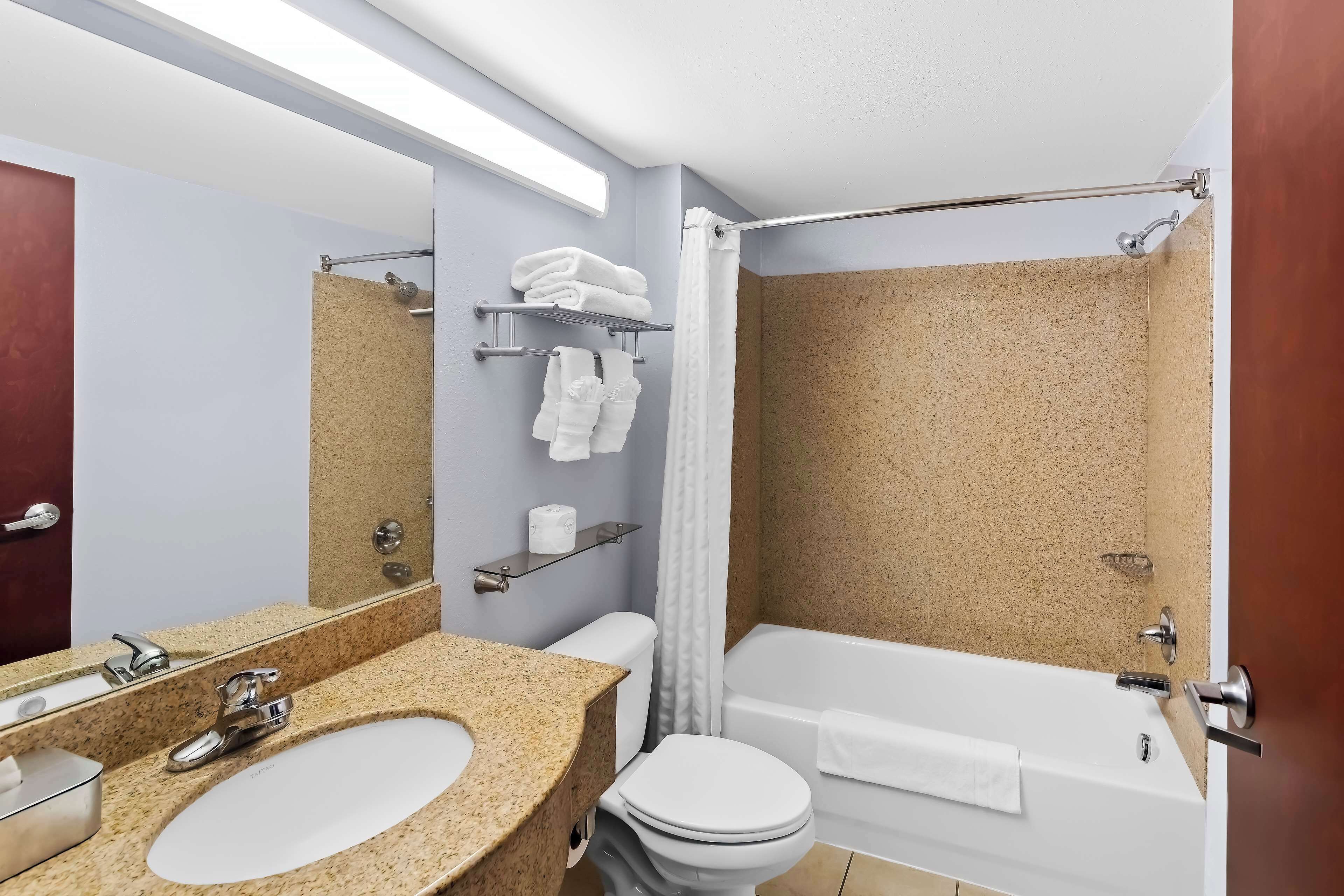 standard room, 1 queen bed, non smoking, microwave | bathroom | free toiletries, hair dryer, towels