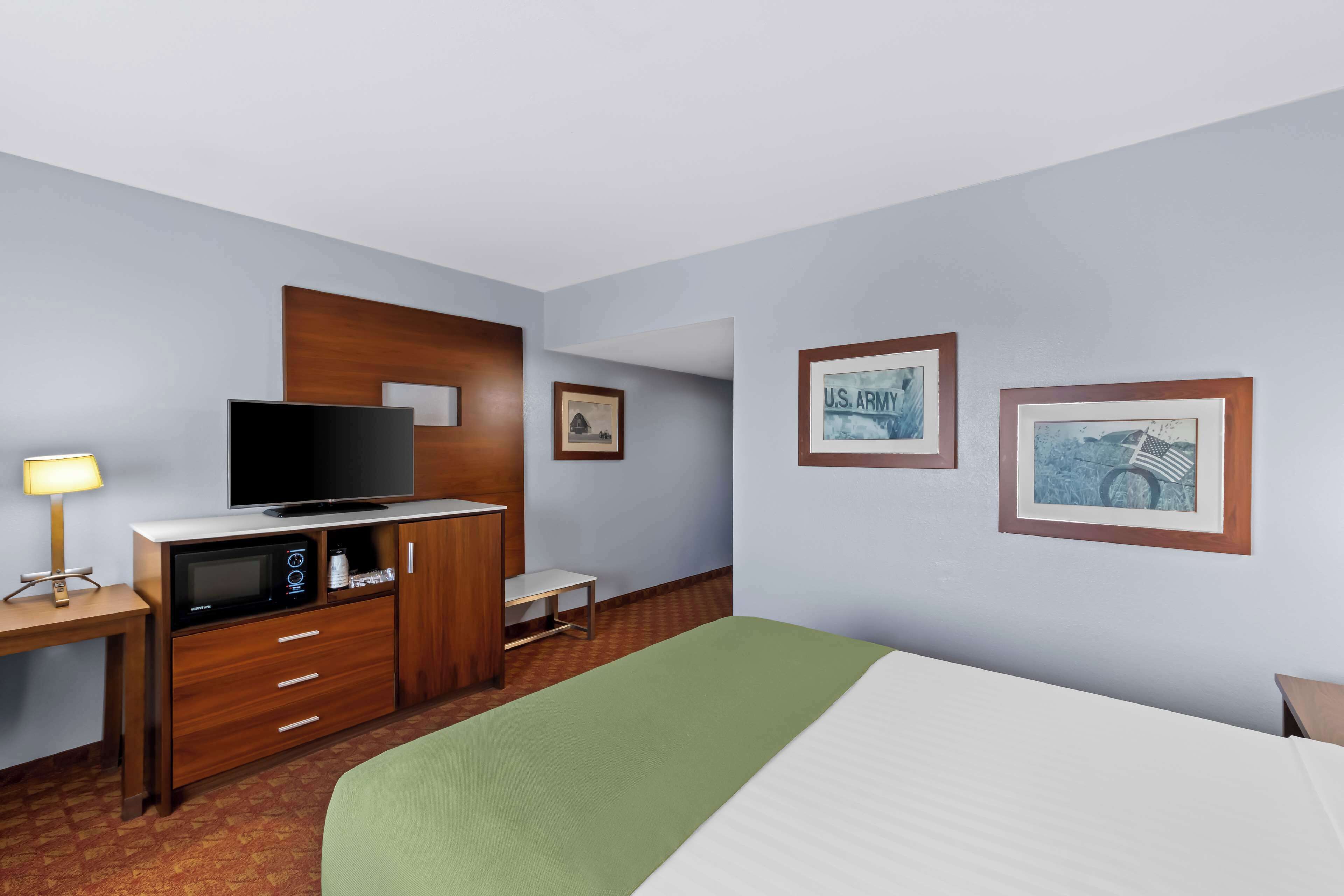standard room, 1 queen bed, non smoking, microwave | 1 bedroom, premium bedding, pillow-top beds, desk