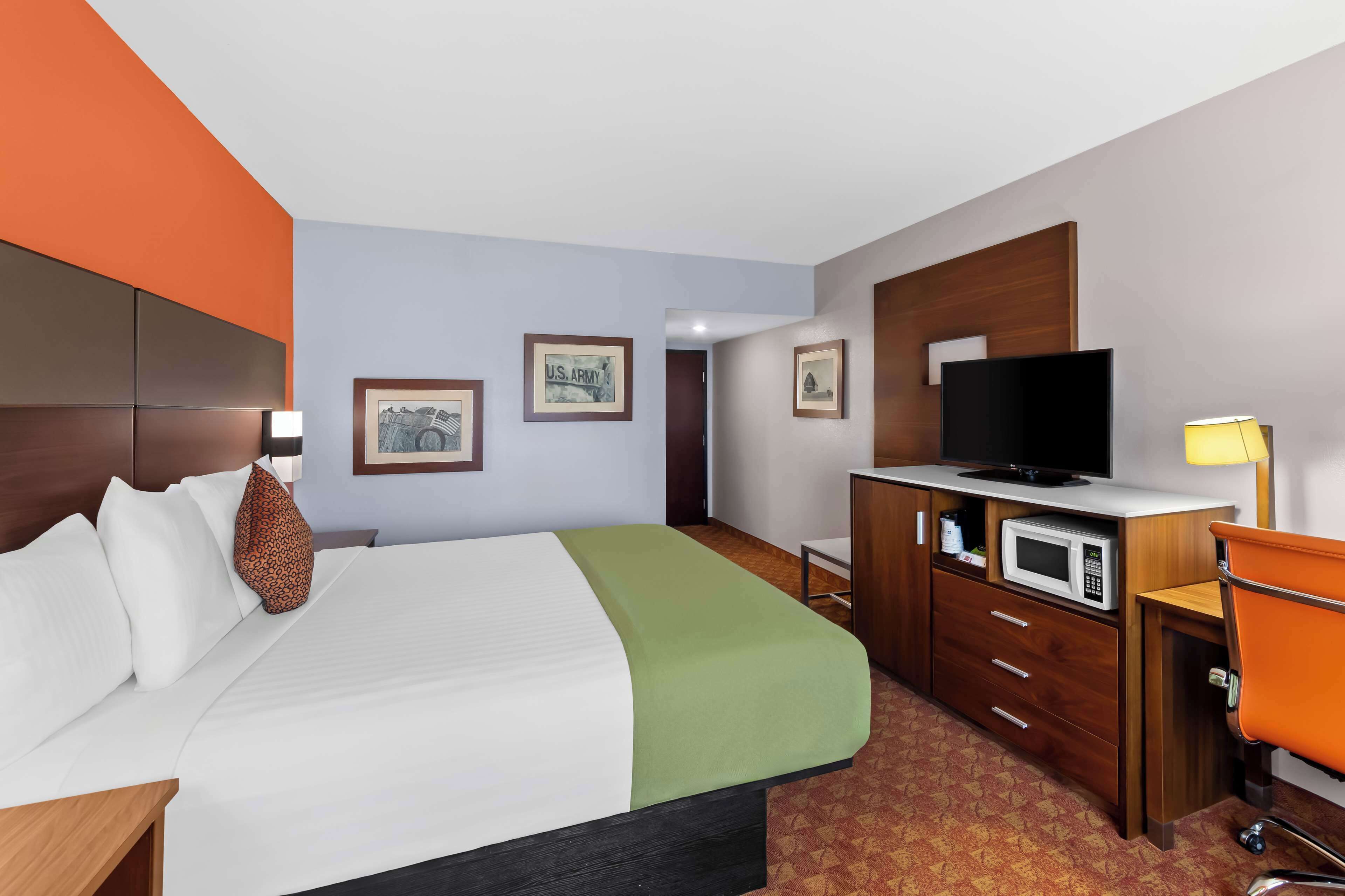 standard room, 1 king bed, non smoking, microwave | 1 bedroom, premium bedding, pillow-top beds, desk