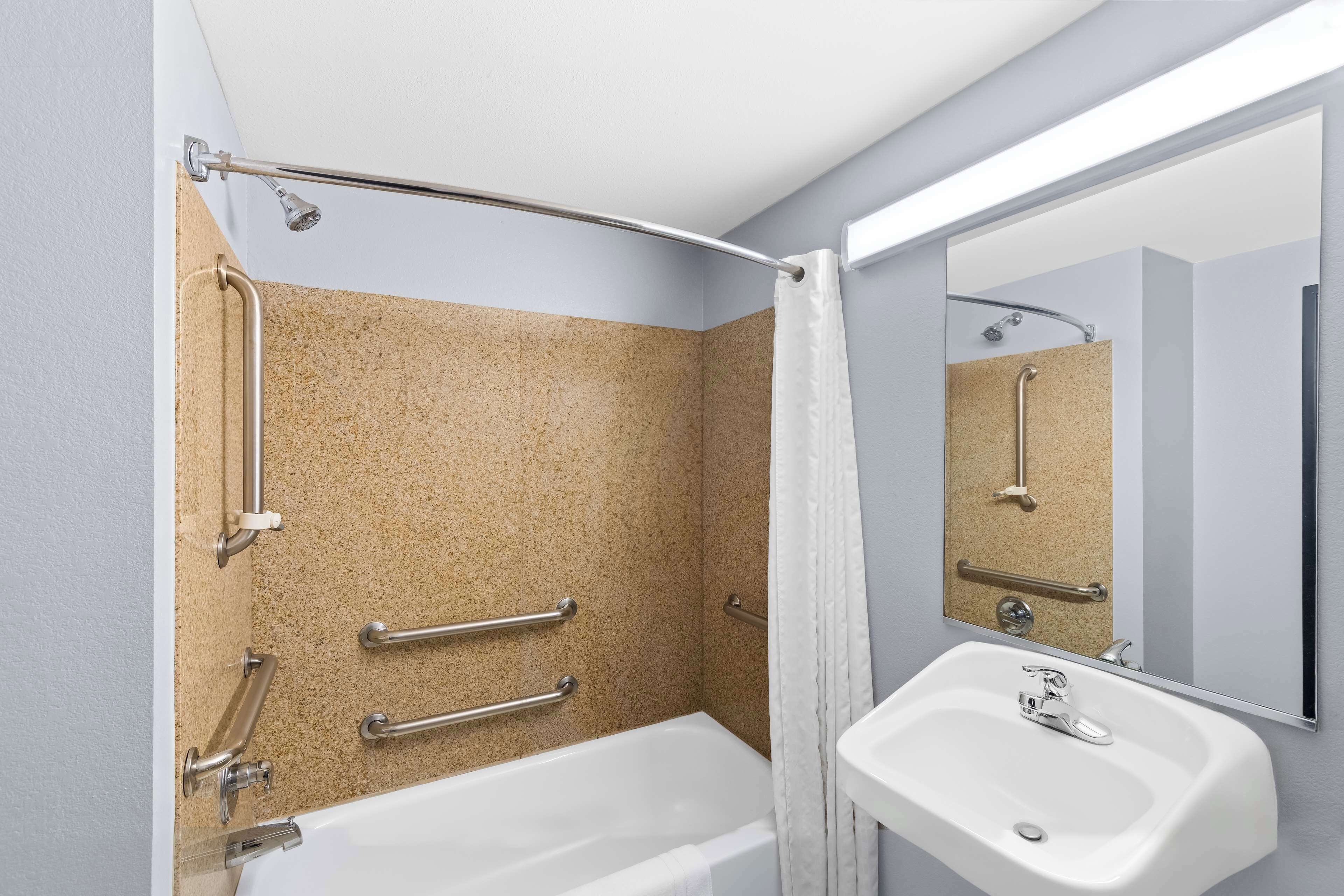 standard room, 1 king bed, accessible, non smoking | bathroom | free toiletries, hair dryer, towels