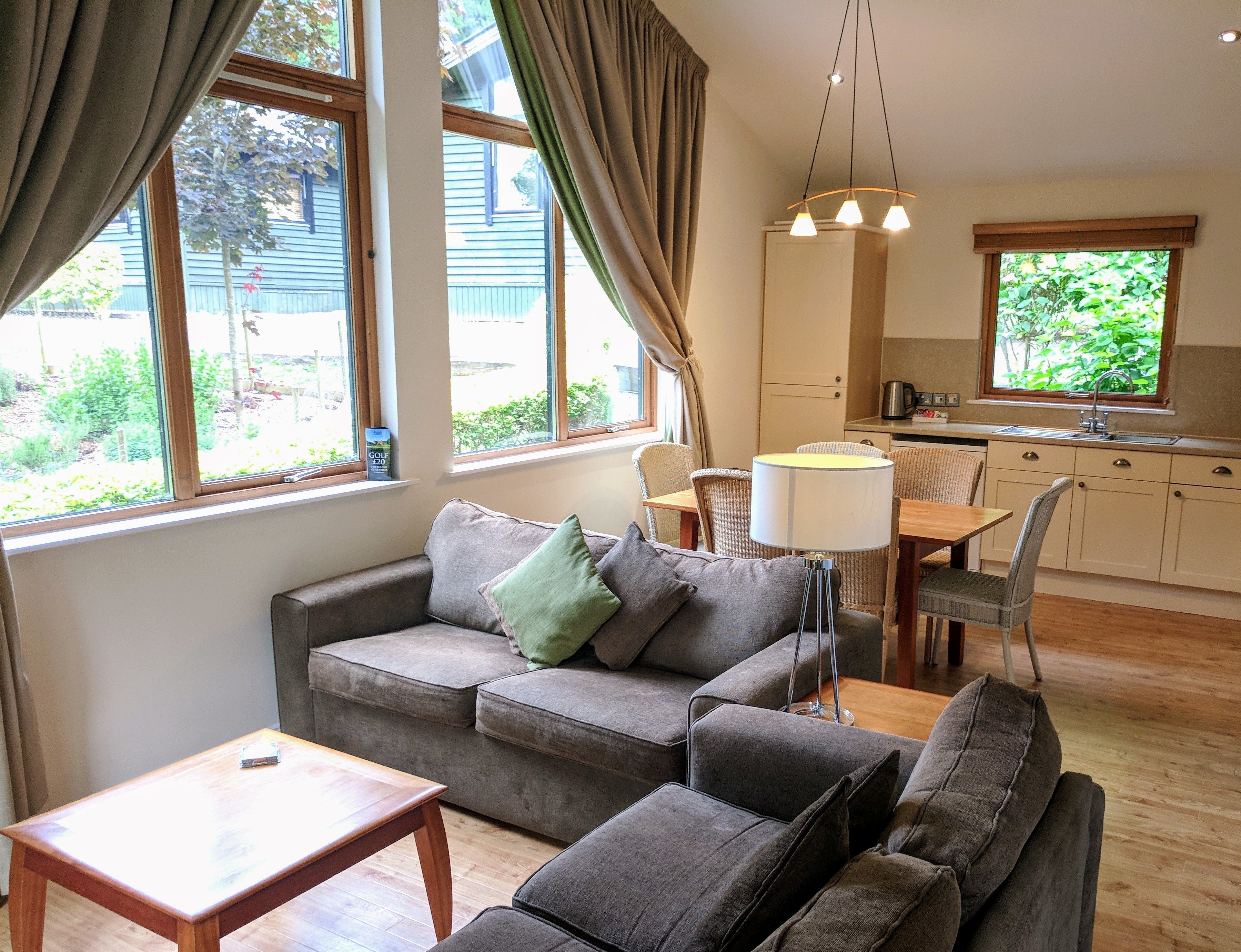 Zimmer, 2 Schlafzimmer, Küche, zum Garten hin (Woodland Lodge) | Wohnzimmer | Flachbildfernseher