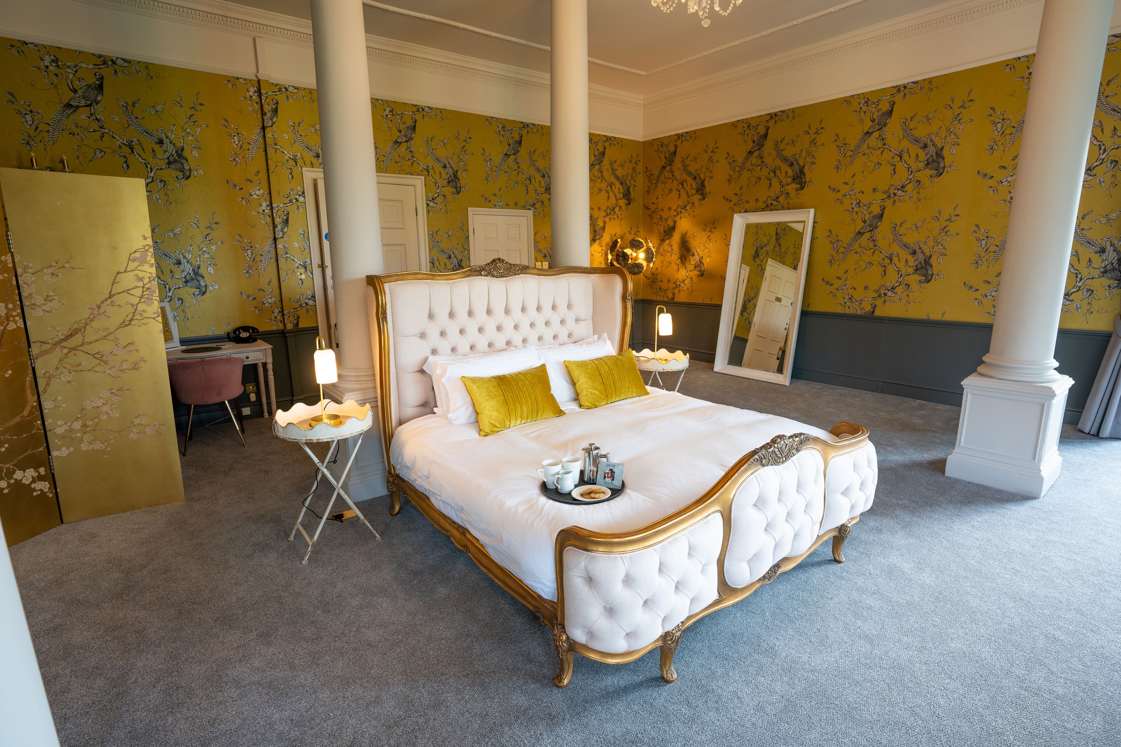 Suite, 1 King Bed, Garden View